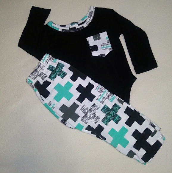 Re-stocked🎉 Plus pattern 2pc Outfit - Picture 2 of 2